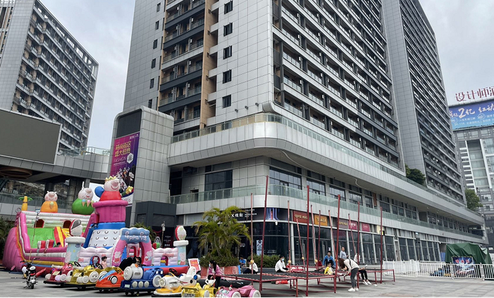 泰禾新天地项目广场处的儿童游乐设施。江小亭/摄