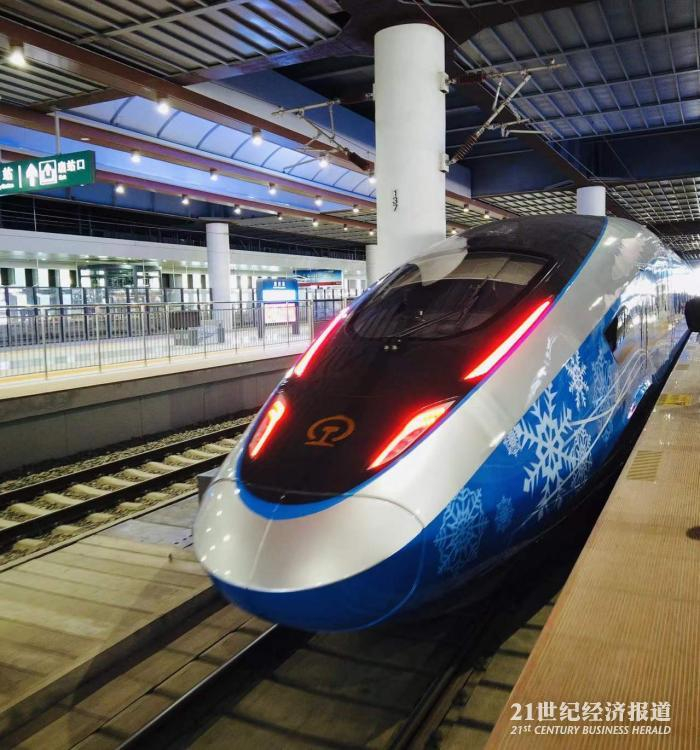 “瑞雪迎春”复兴号列车