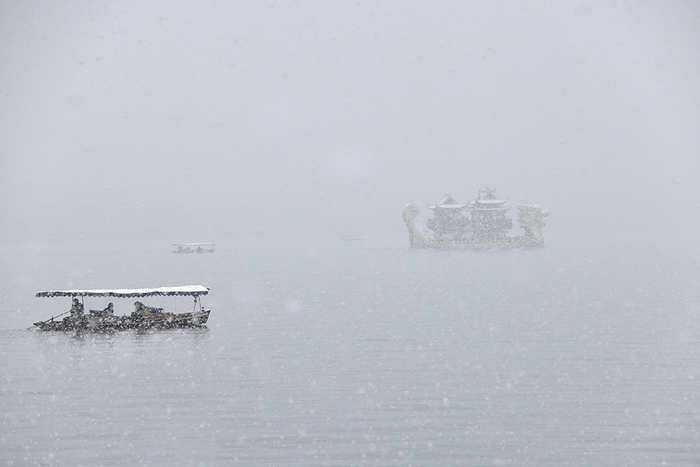 翩翩飞雪中泛舟西湖（图片源自钱江晚报小时新闻记者 包一圣）