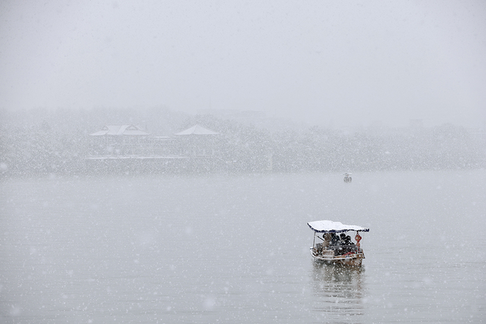 翩翩飞雪中泛舟西湖（图片源自钱江晚报小时新闻记者 包一圣）