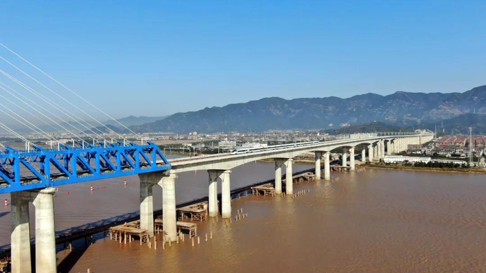 ▲杭绍台高铁试运行列车穿过椒江特大桥。图/杭绍台铁路官方微信公众号 