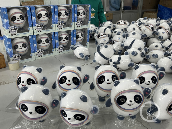 ▲2月8日，江苏启东，包装好的“冰墩墩”将以最快的速度送到消费者手中。摄影/上游新闻记者 时婷婷
