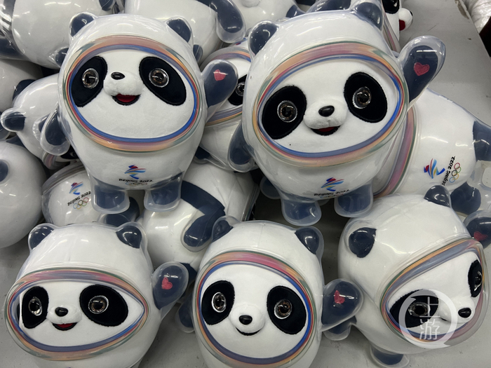 ▲2月8日，江苏启东，憨态可掬的“冰墩墩”成为“顶流”后，工厂正加班加点进行生产。摄影/上游新闻记者 时婷婷