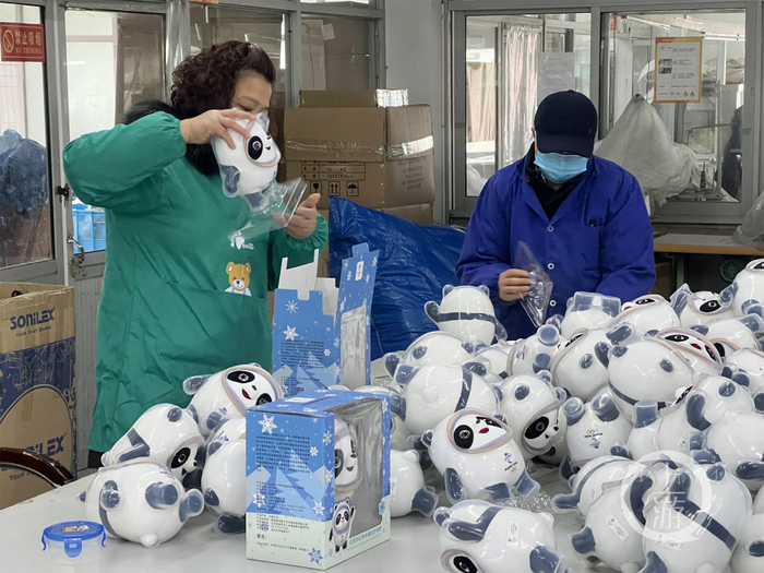 ▲2月8日，江苏启东，工人们正在打包“冰墩墩”。摄影/上游新闻记者 时婷婷