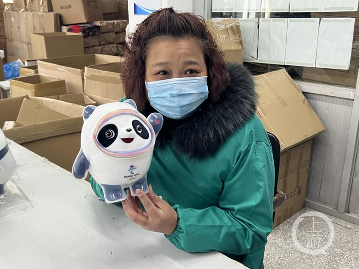 ▲2月8日，江苏启东，组装工人展示成品“冰墩墩”。摄影/上游新闻记者 时婷婷