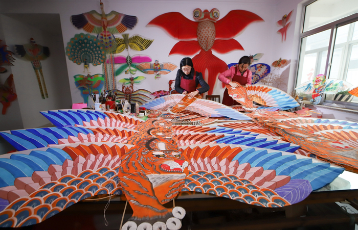 ▲山东潍坊风筝艺人在扎制风筝。图/新华社   