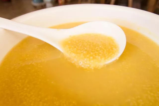 熬好的小米粥，软、润、香、滑