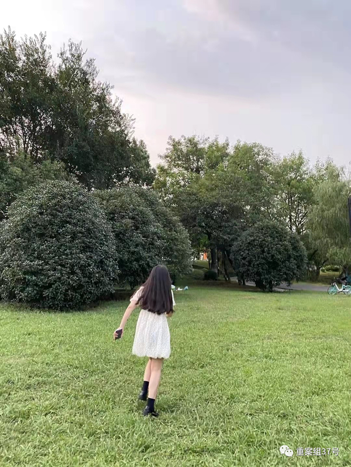 手术前的荣露（化名）留着长发，喜欢拍照。受访者供图