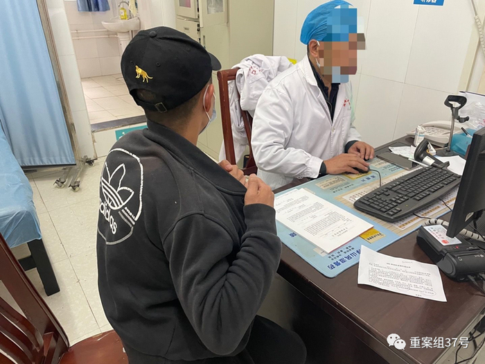 唐江在县医院注水前，咨询医生。新京报记者左琳 摄