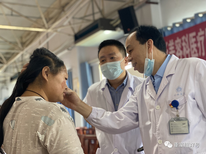 孙家明在义诊中与患者交流病情。受访者供图