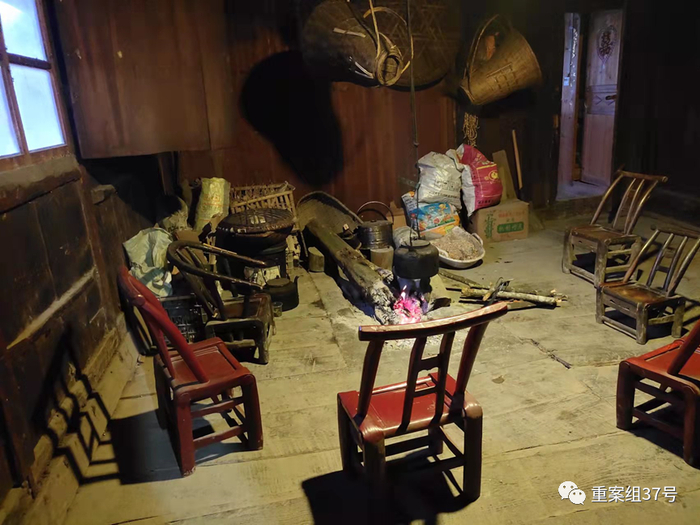 在唐江老家，人们常靠火塘取暖。受访者供图