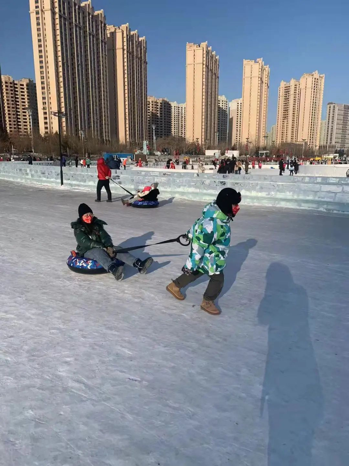 △ 东北人在冰面上游玩 时代周报记者刘沐轩摄