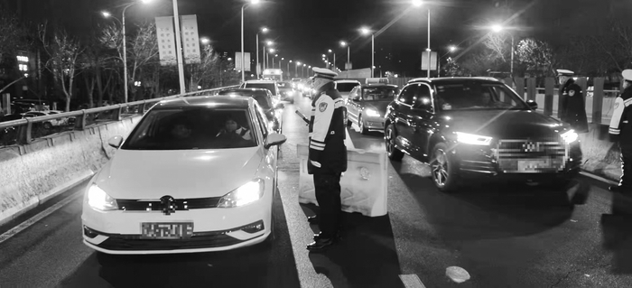 　　　　图为交警坚守岗位守护节日平安。 　　胡雁冰 摄