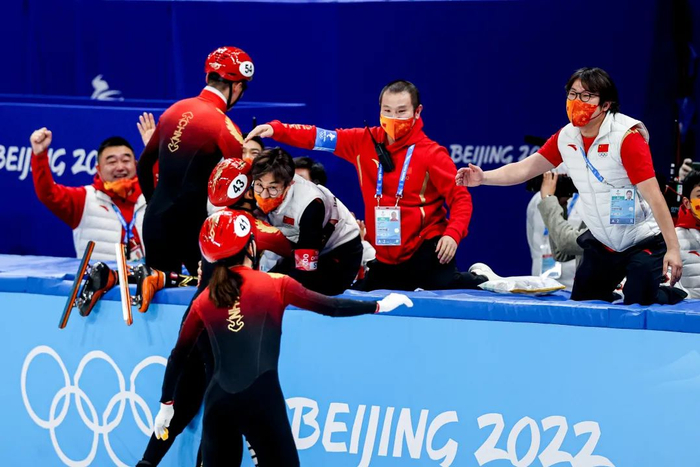 金善台与中国队选手拥抱庆祝 图自视觉中国