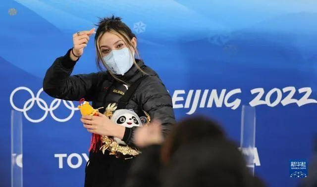 中国选手谷爱凌在赛后新闻发布会上。图源：新华社