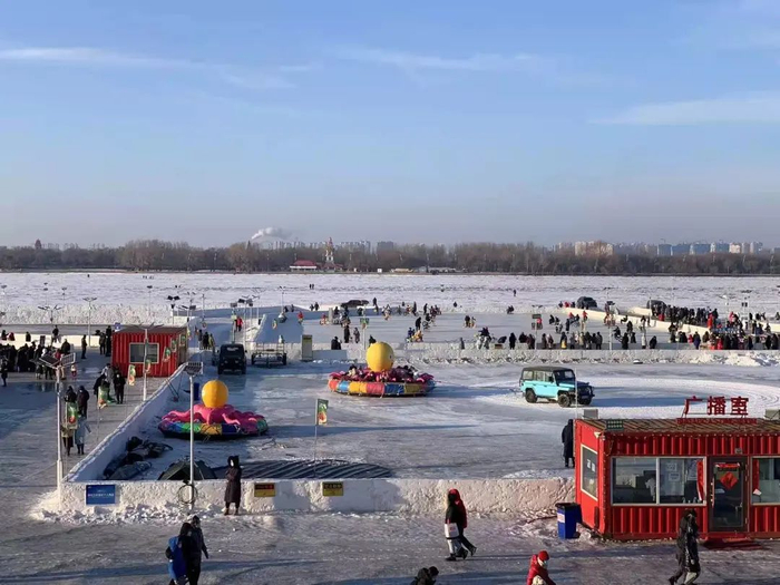 △ 哈尔滨松花江冻上之后，在冰面上建的游乐园时代周报记者刘沐轩摄