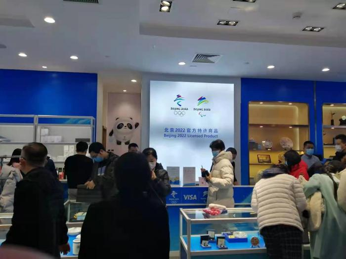 　　（消费者在特许商品旗舰店中挑选纪念品 受访者提供）