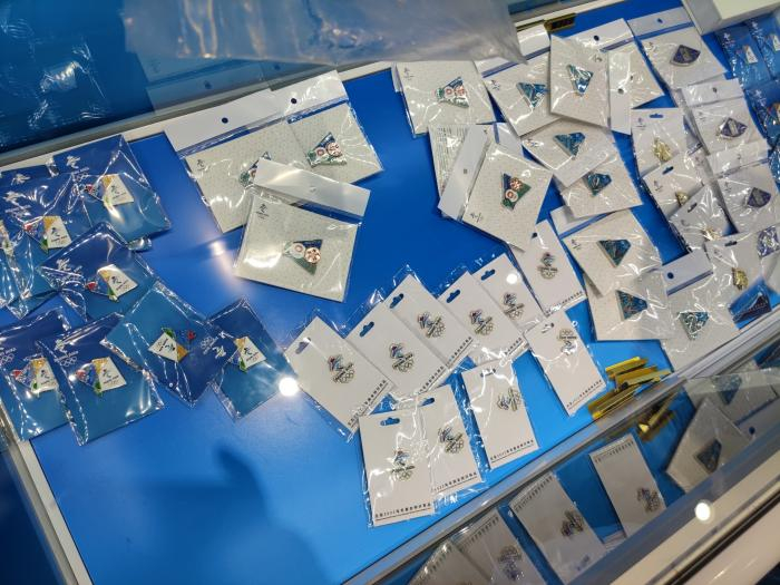 （多家旗舰店只剩冷门纪念品，吉祥物周边销售一空 受访者提供）