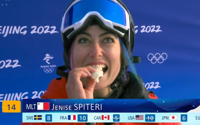 斯皮泰里完成比赛后吃起了豆包。视频截图