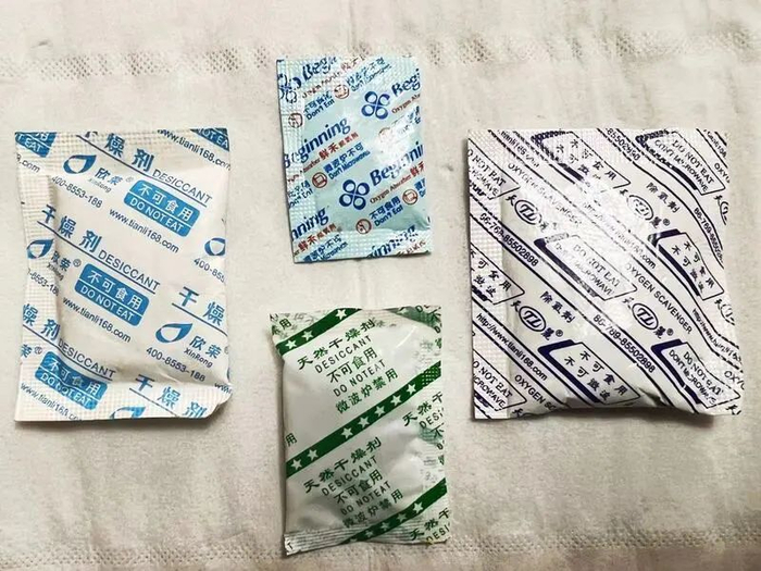 记者从不同食品中拆出的干燥剂与除氧剂，里面均不是氧化钙。