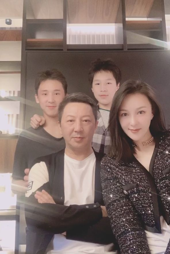 "梦萍"乐珈彤罕秀幸福,与富豪老公甜蜜相依,小儿子像极妈妈