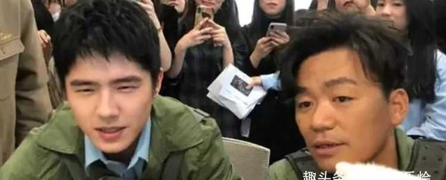 王宝强刘昊然相约滑雪!和路人合影好亲和,2人相交甚笃