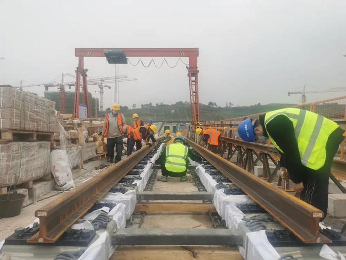 9号线二期在铺轨中（资料图） 图：重庆轨道交通