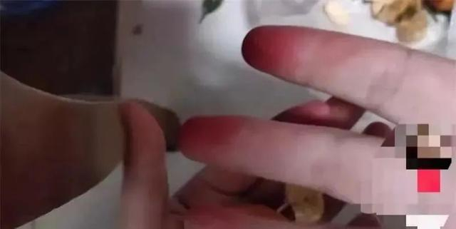 网友手指染红截图