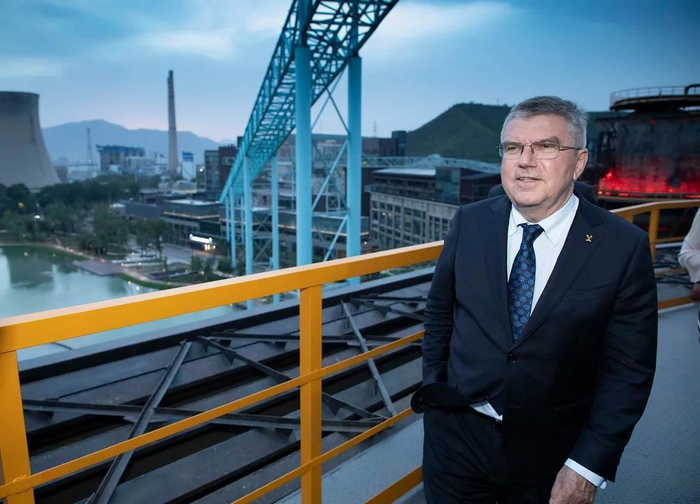 ▲国际奥委会主席巴赫考察首钢冬奥比赛场地。图片来源：国际奥委会官网。