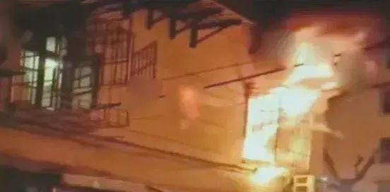 居民楼凌晨大火，3人身亡！-居民楼大火怎么赔偿