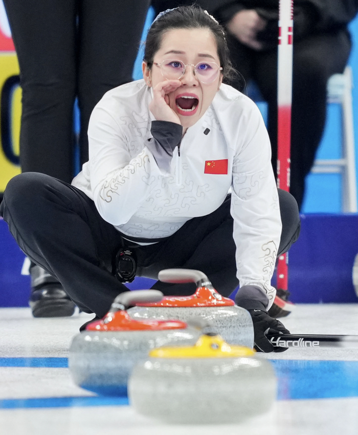 王芮是中国女子冰壶队中大赛经验最丰富的队员。图/新华社