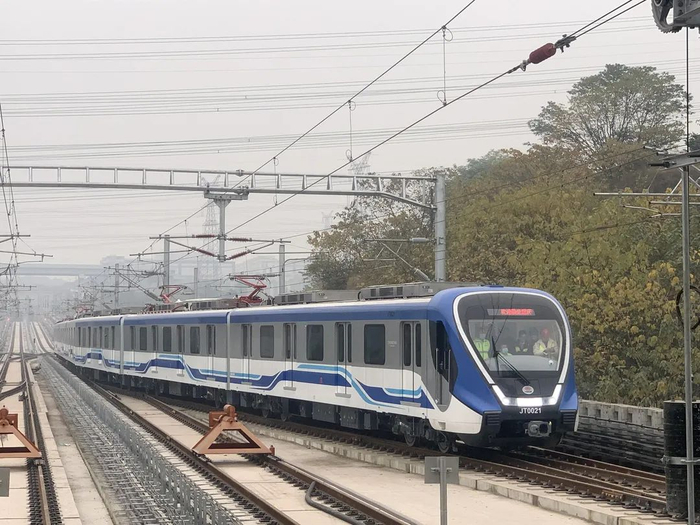 一列电客车在江津段上线热滑 图