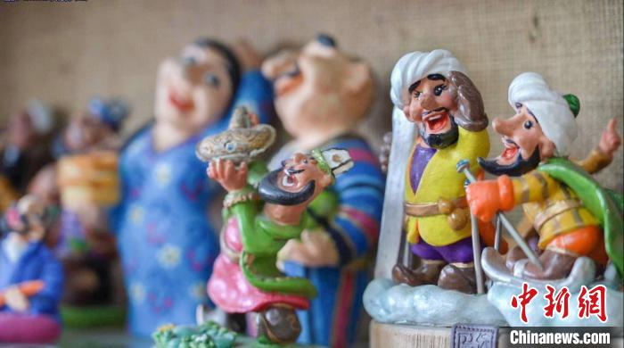 张国靖设计制作的新疆特色旅游文创产品。　左丹丹 摄