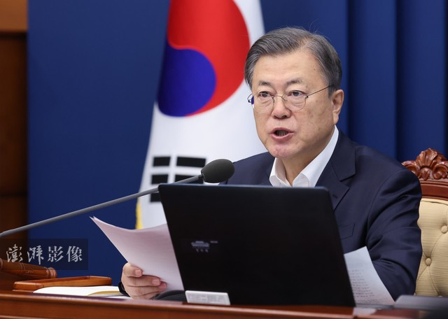 当地时间2022年2月8日，韩国首尔，韩国总统文在寅参加会议。图自澎湃影像