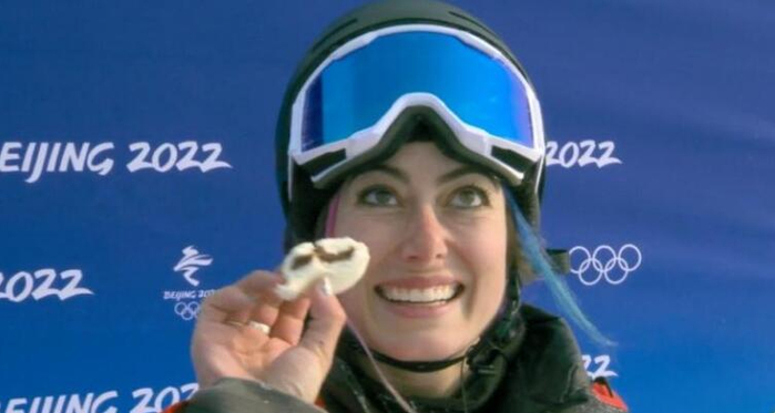 珍妮丝·斯皮特里在赛场吃了半个包子。