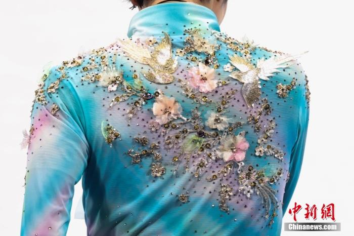 图为2月10日，日本花滑名将羽生结弦的比赛服。图片来源：视觉中国