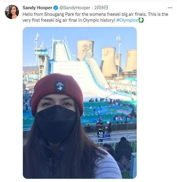 ▲ “今日美国”记者晒与首钢大跳台的合影。图片来源：推特截图。