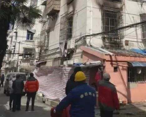 居民楼凌晨大火，3人身亡！-居民楼大火怎么赔偿