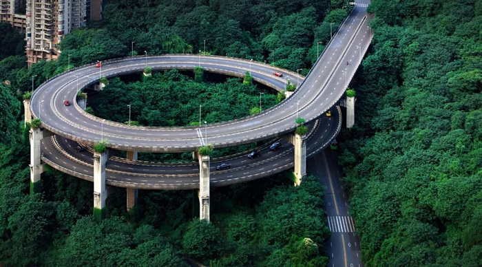 重庆独具特色的立体交通（资料图） 张坤琨 摄