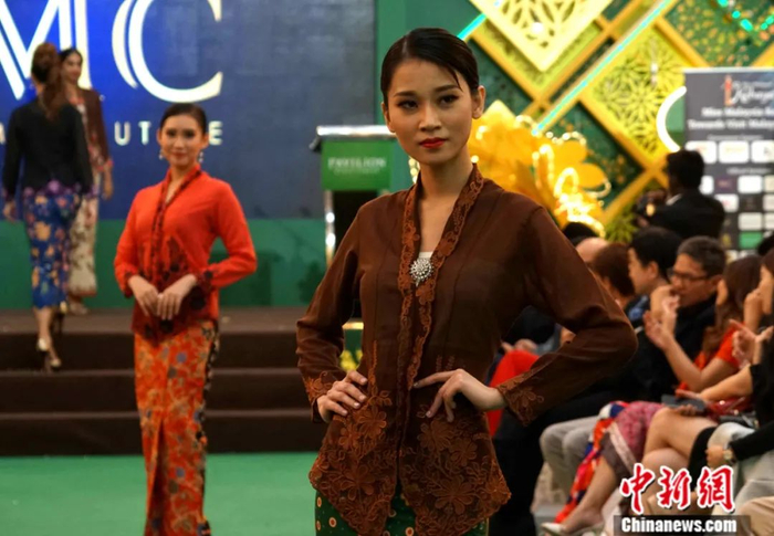 娘惹们展现自己颇具特色的服饰。中新社记者 陈悦 摄