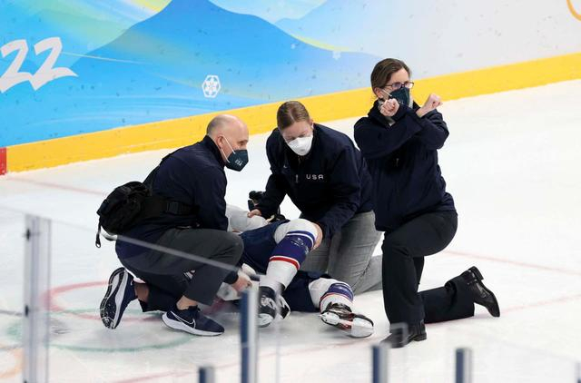 北京冬奥会比赛中美国冰球女运动员受伤下场 比赛视频截图