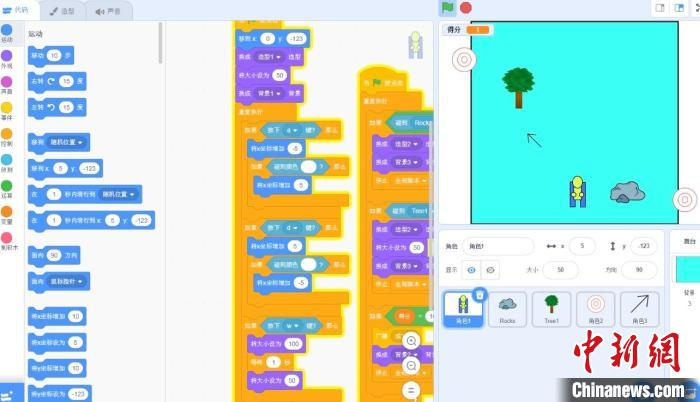 图为一名小学生在志愿者指导下制作的滑雪射击游戏。　南京航空航天大学供图