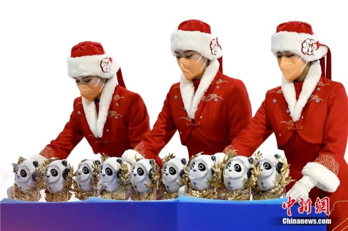 北京2022年冬奥会为获奖选手颁发的冰墩墩纪念品。中新社记者 富田 摄