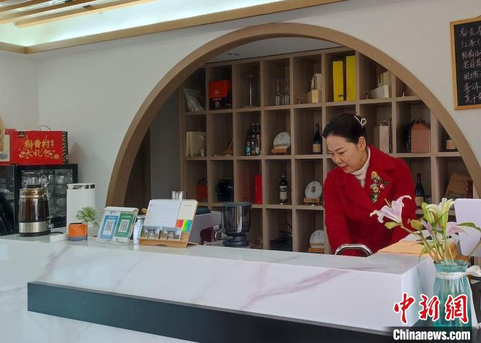 村民从城里回到村里打理茶室。　孙权 摄