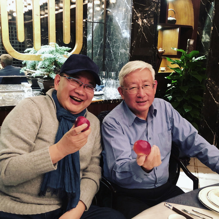 曹可凡与曹景行（右） 本文供图：曹可凡