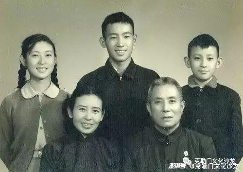 前排邓珂云 曹聚仁后排从左至右曹雷 曹景仲 曹景行