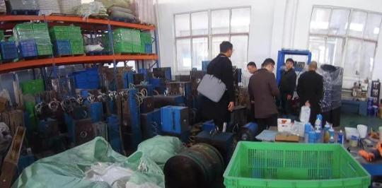 执法人员对假宜家案件制假场地联合检查 盱眙警方供图