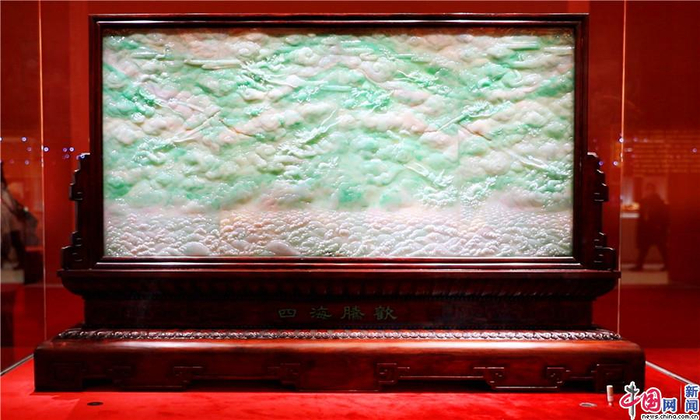 ”大国匠作“板块中展出的翡翠插屏《四海腾欢》。中国网记者 刘维佳 摄