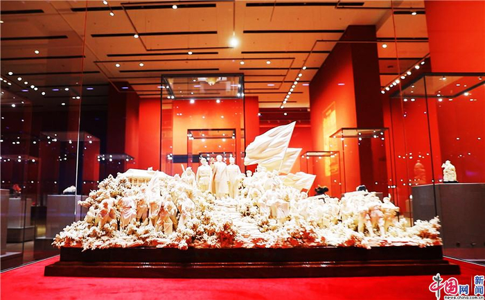 ”大国匠作“板块中展出的牙雕作品《遵义会议光辉照前程》。中国网记者 刘维佳 摄