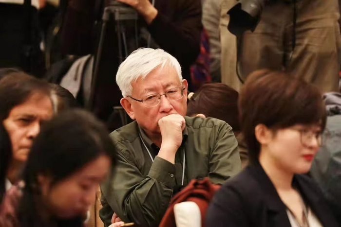 工作中的曹景行